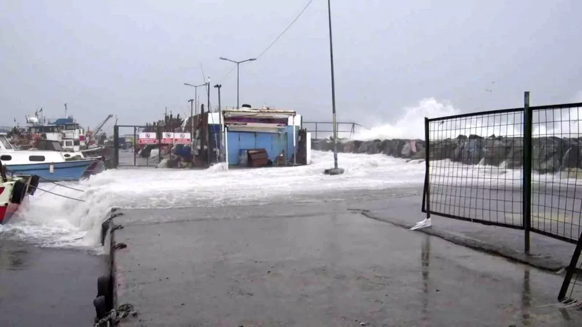 Avcılar'da metrelerce yükselen dalgalar mendireği böyle aştı