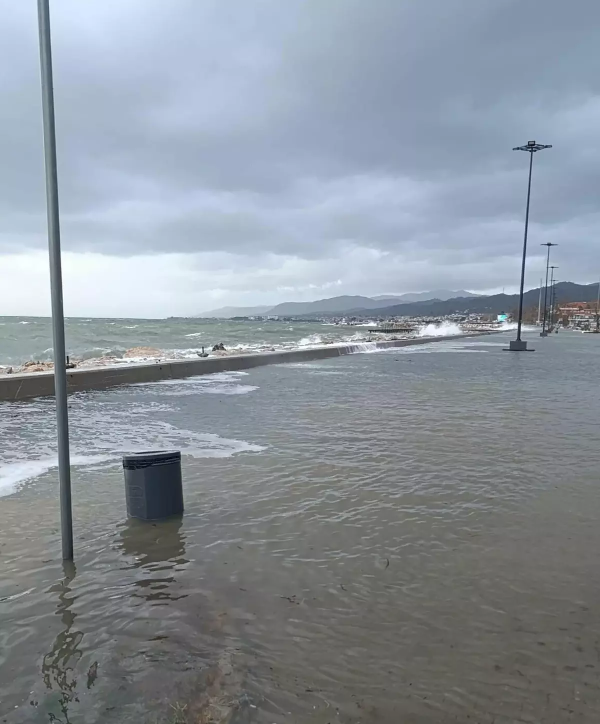 Balıkesir'de lodos etkili oldu; deniz taştı