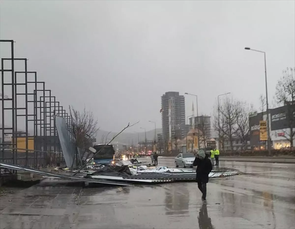 Başkentte kuvvetli fırtına hayatı olumsuz etkiledi