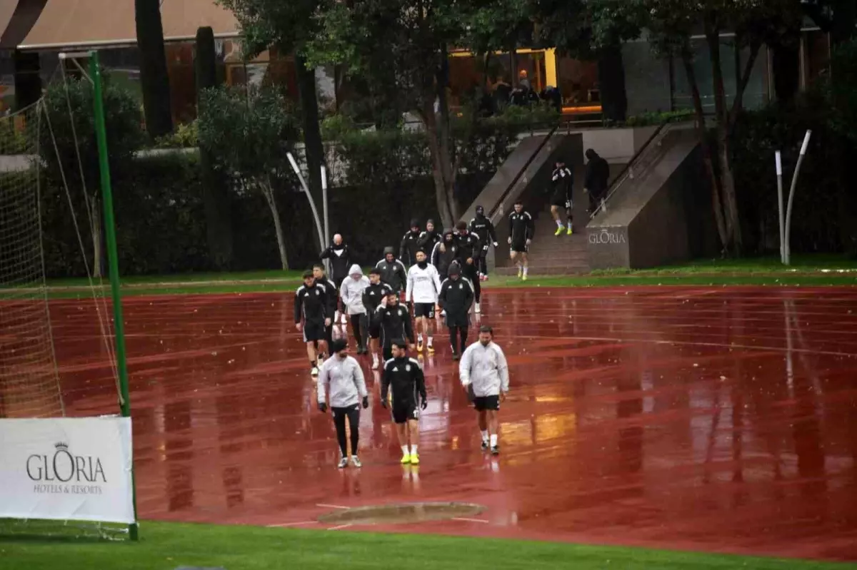 Beşiktaş, yoğun yağış ve rüzgar altında hazırlıklarına devam etti