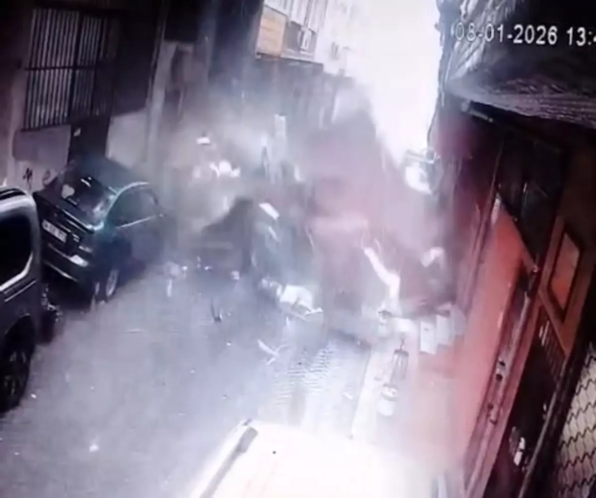 Beyoğlu'nda lodos dehşeti: Uçan çatının altında kalmaktan saniyelerle kurtuldular, o anlar kamerada