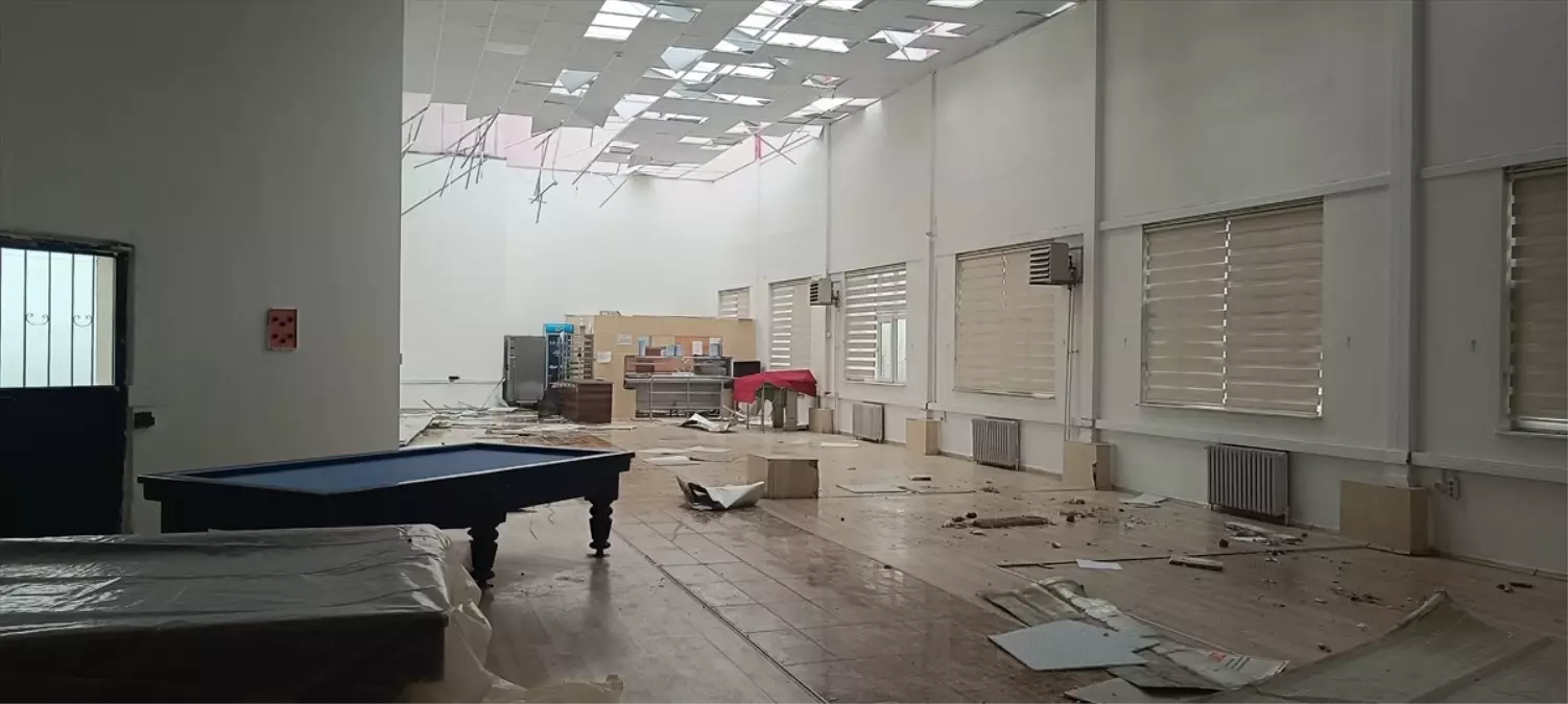 Bilecik'te kuvvetli rüzgar bazı binaların çatısını uçurdu, ağaçları devirdi