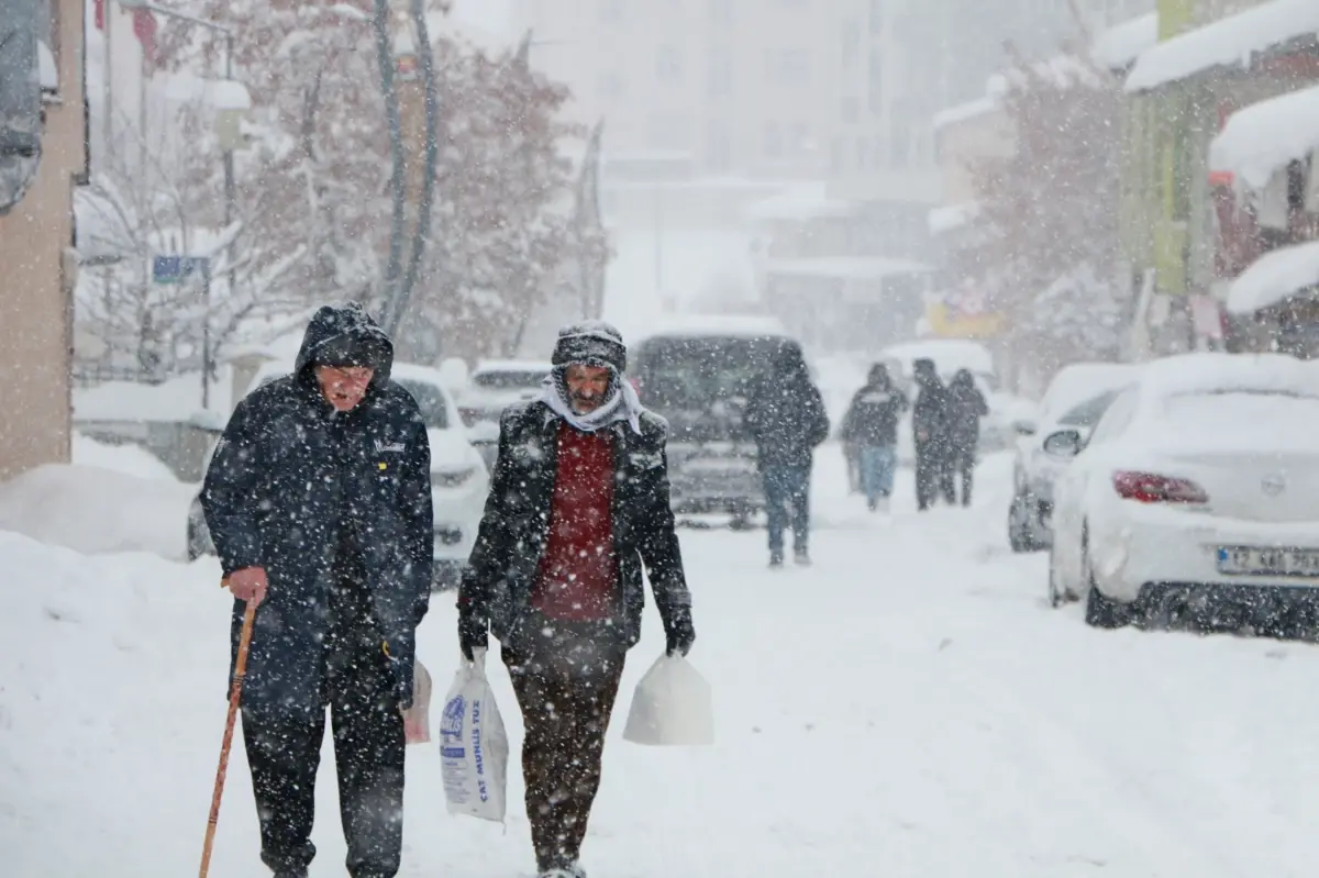 Bingöl Karlıova'da eğitime kar engeli