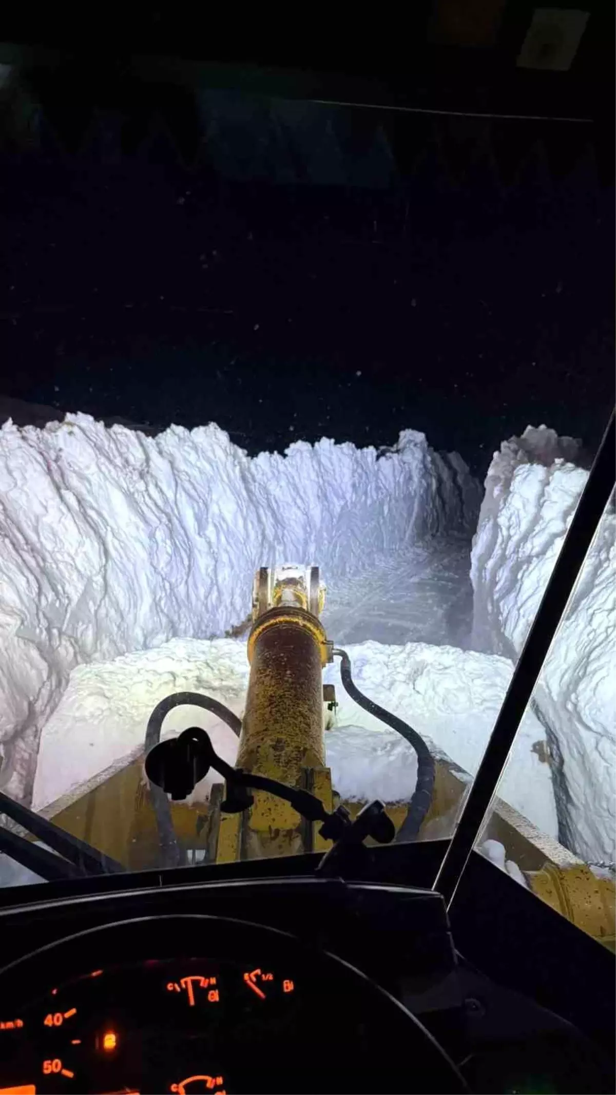 Bitlis'te karla mücadele gece gündüz devam ediyor