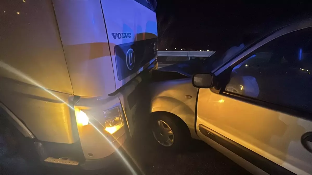 Bolu'da tır ile hafif ticari aracın çarpıştığı kazada 3 kişi yaralandı