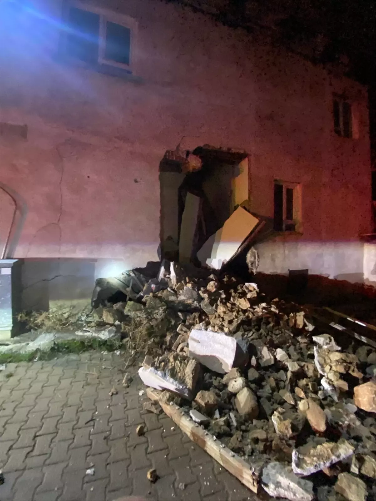 Bucak'ta iki katlı boş evin duvarı çöktü