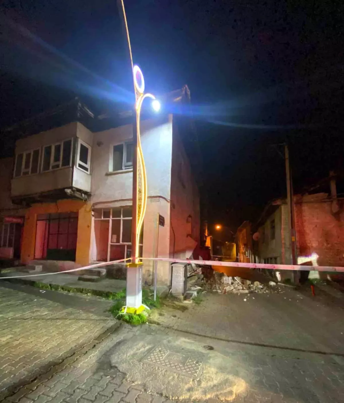 Burdur'da kerpiç evin duvarı çöktü