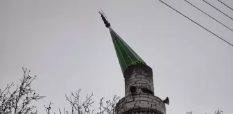 Burdur'da minarenin cam kubbesi rüzgarın etkisiyle yan yattı