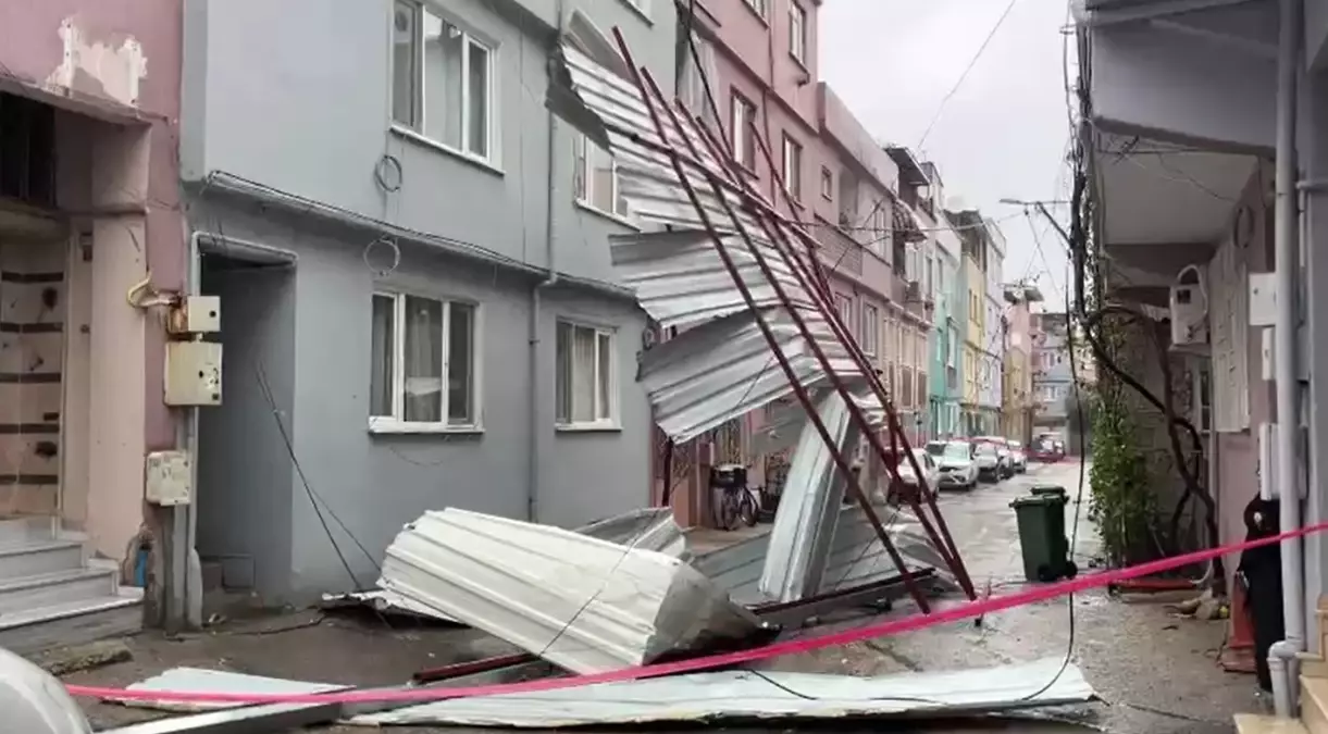 Bursa'da fırtına ve kuvvetli yağış; çatılar uçtu, deniz taştı
