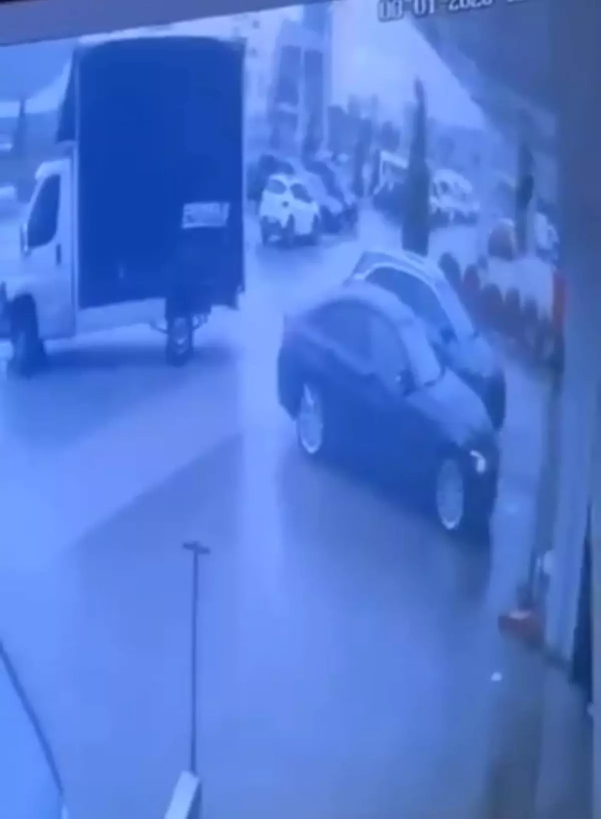 Bursa'da Fırtına Kamyonu Sürükledi