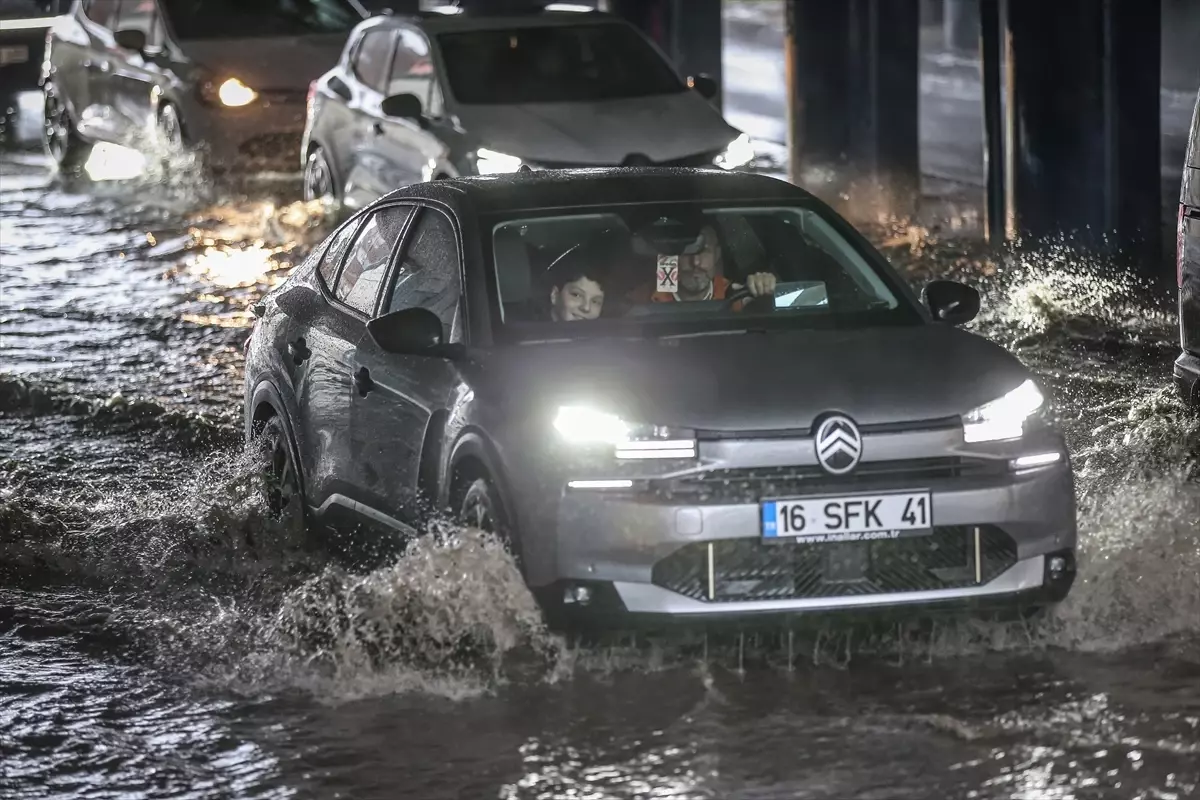 Bursa'da kuvvetli sağanak ve rüzgar etkili oluyor
