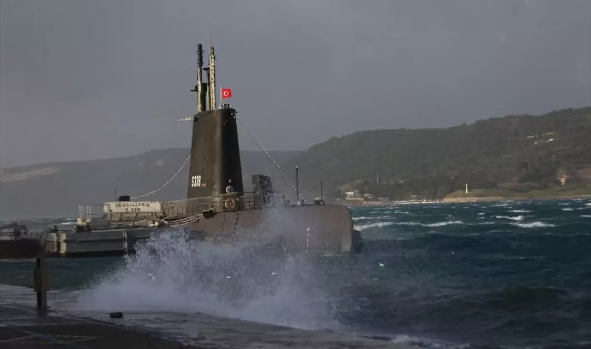 Çanakkale Boğazı kuvvetli fırtına nedeniyle transit gemi geçişlerine kapatıldı