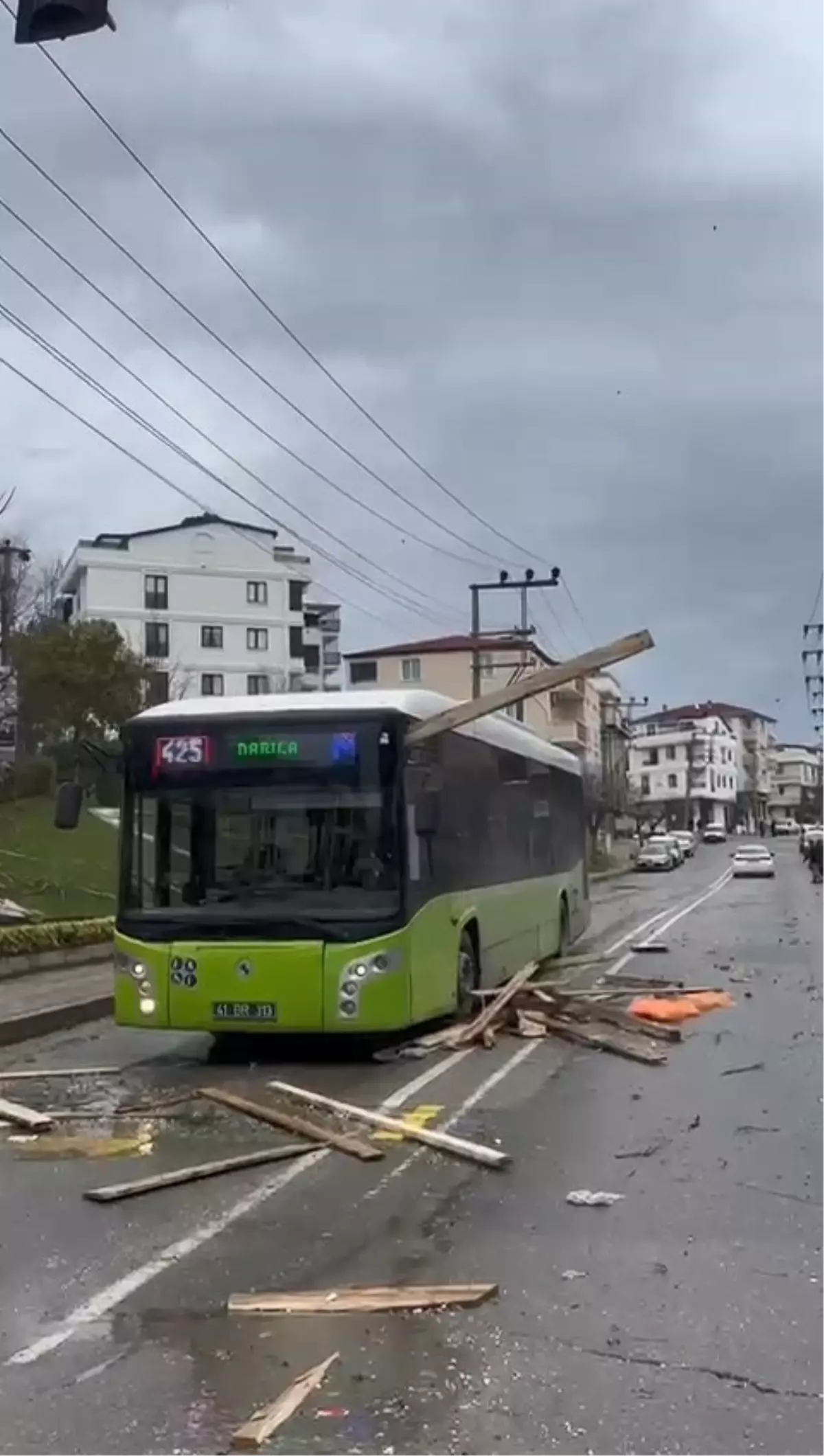 Çatıdan kopan yalıtım malzemesi caddeye düştü; o anlar kamerada