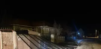 Çorum'da kuvvetli rüzgar nedeniyle elektrik telleri koptu, ağaçlar devrildi