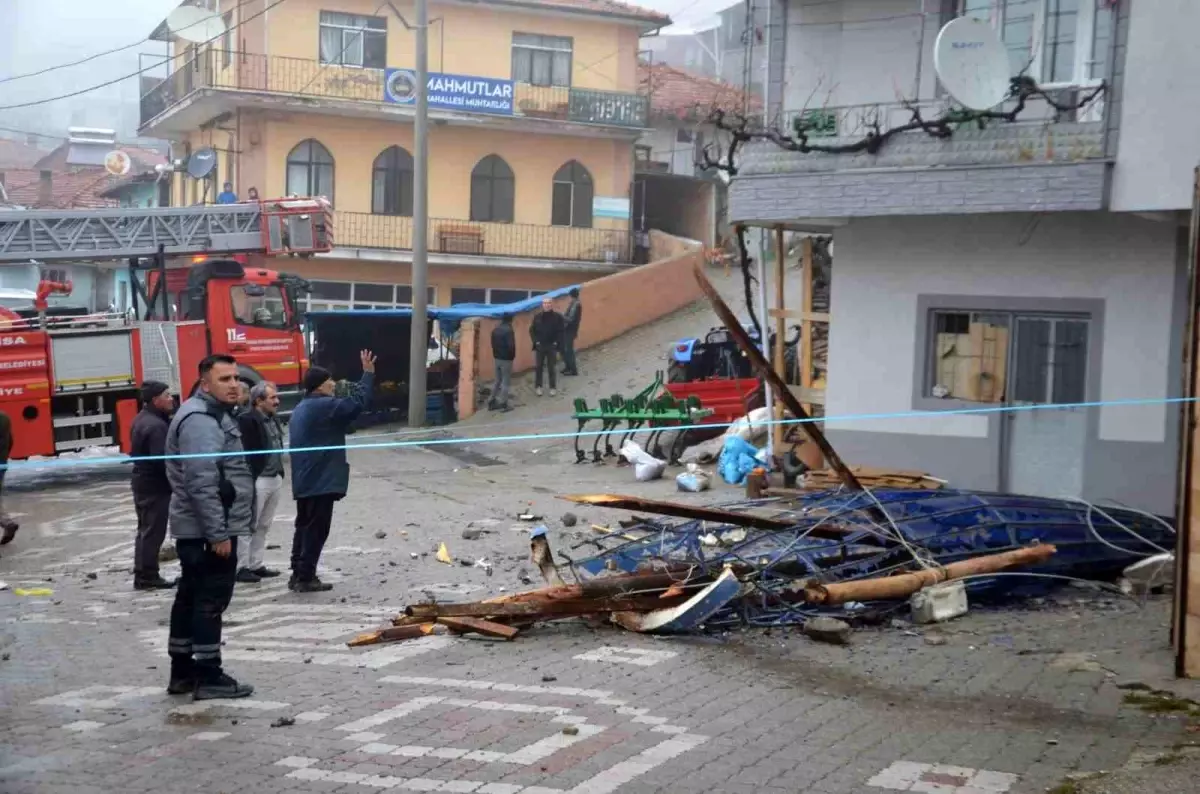 Demirci'de şiddetli fırtına cami minaresini yıktı