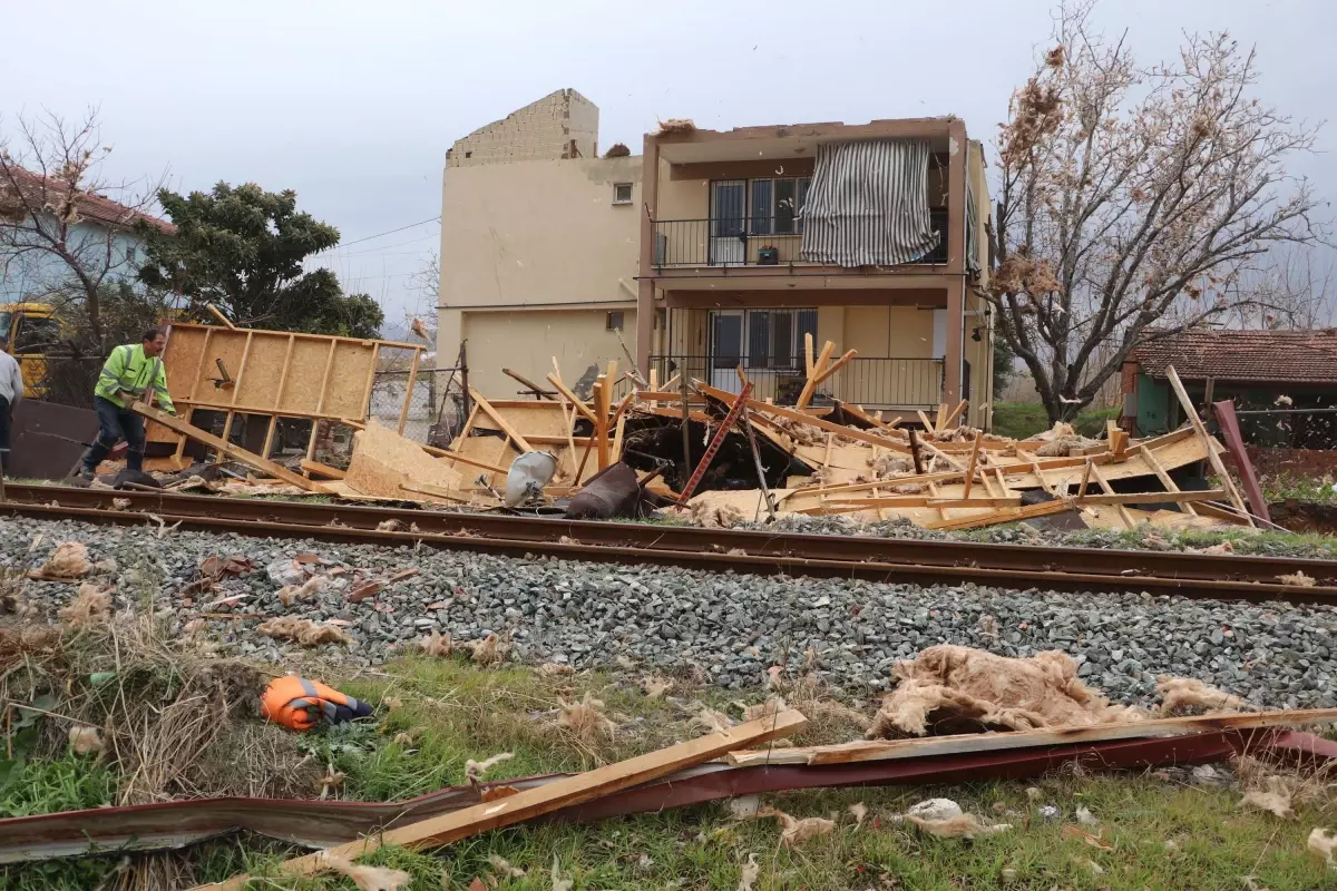 Denizli'de fırtına; çatılar uçtu, ağaçlar devrildi
