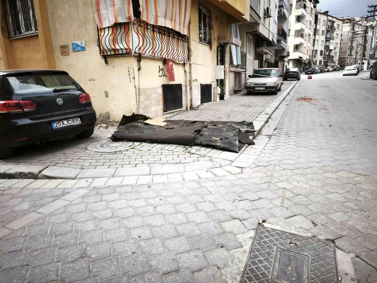 Denizli'de şiddetli rüzgar hayatı olumsuz etkiledi: çatılar uçtu, insanlar yürüyemedi