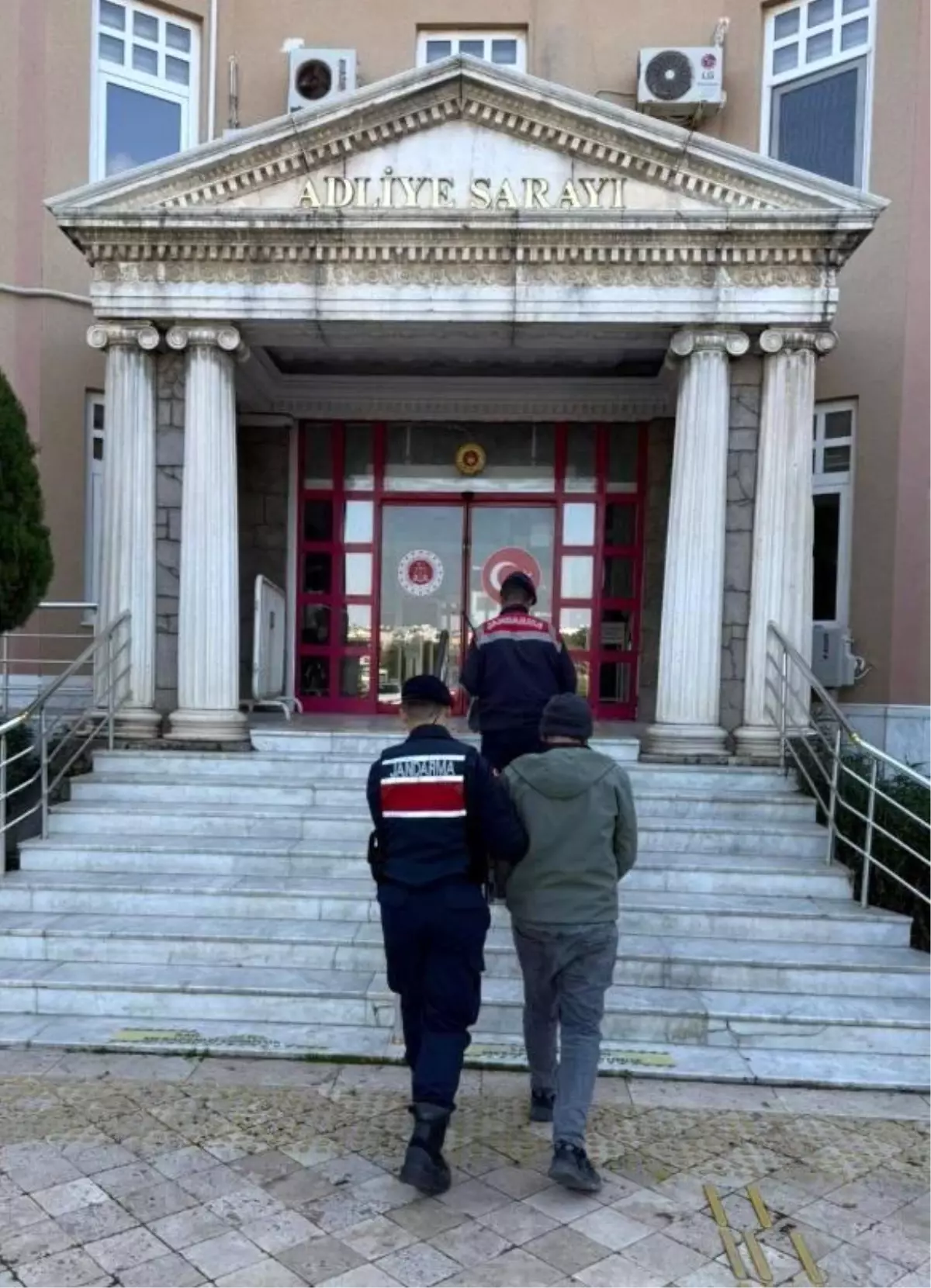 Dolandırıcılık suçundan aranıyordu, Didim'de yakalandı