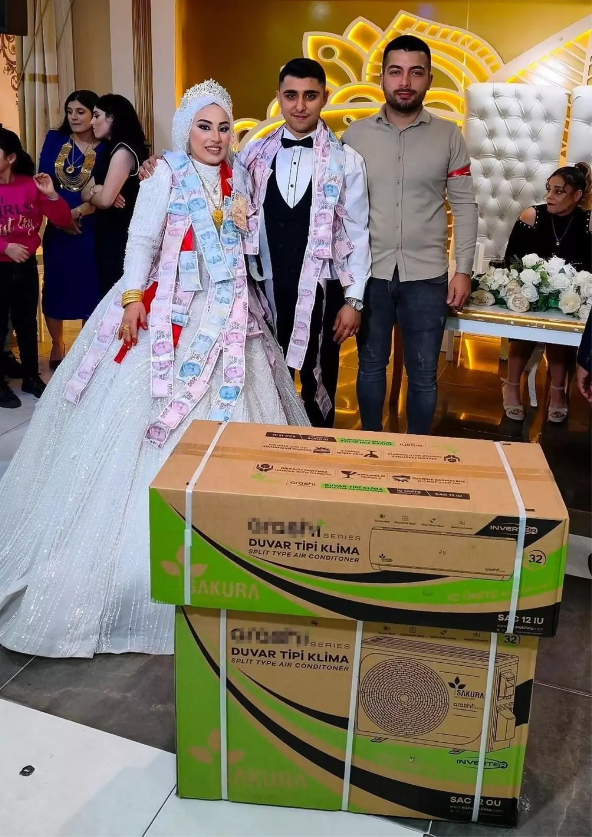 Düğünde gelin ve damada takı yerine klima hediye etti