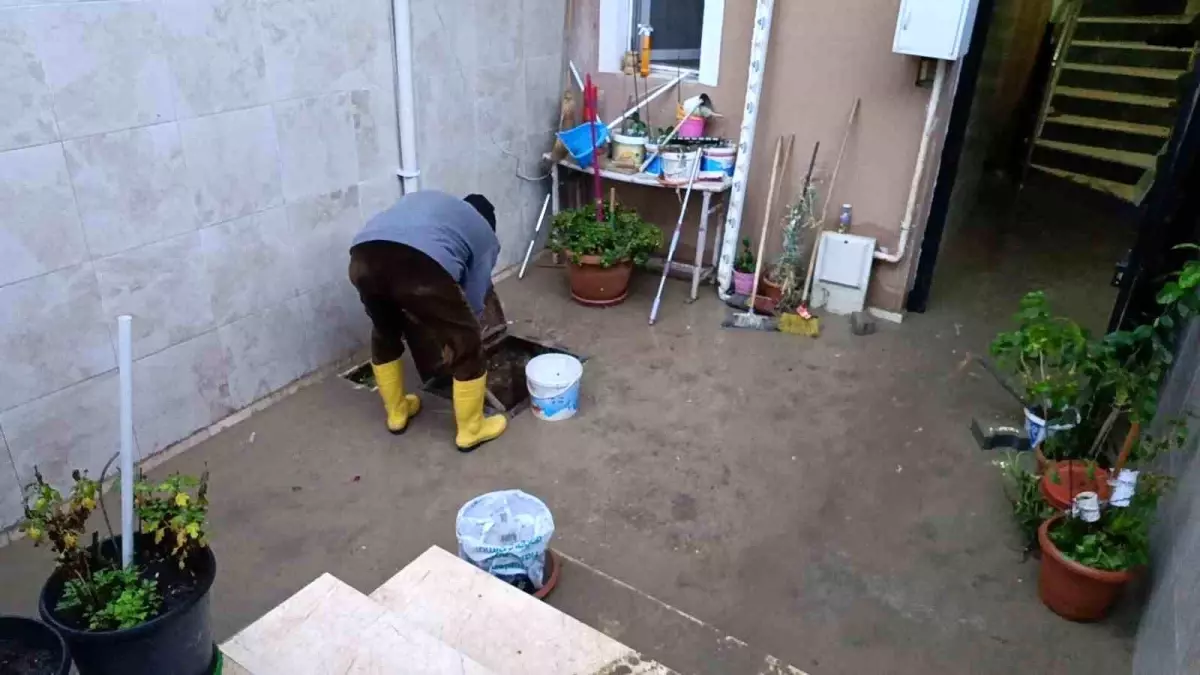 Edirne'de sağanak hayatı olumsuz etkiledi: Bazı ev ve iş yerlerini su bastı