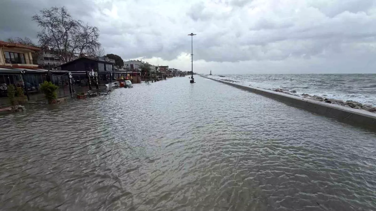 Edremit'te denizle kara birleşti, işletmeler sular altında kaldı
