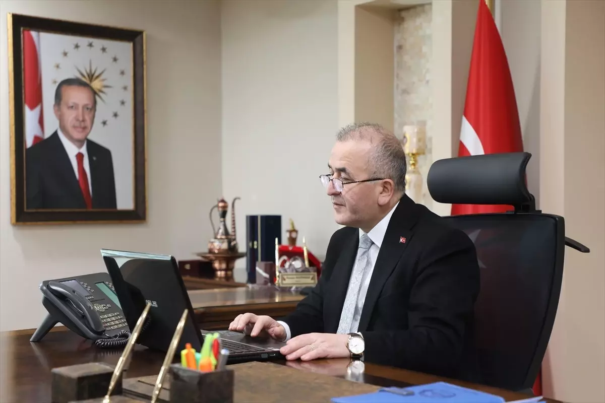 Elazığ Valisi Hatipoğlu, AA'nın "Yılın Kareleri" oylamasına katıldı