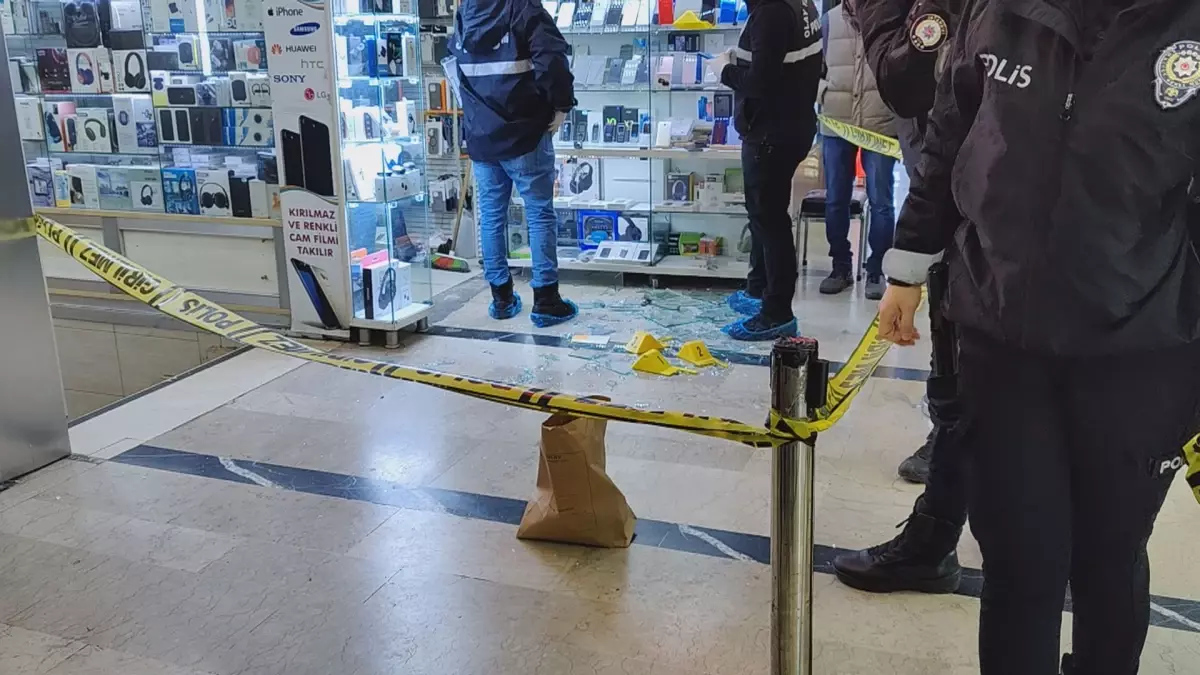 Eminönü'nde bulunan Doğubank iş hanına silahlı saldırı; kaçanlar iş yerine sığındı