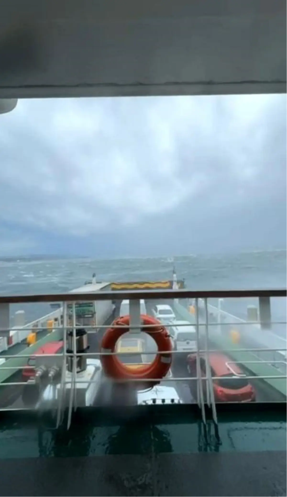 Eskihisar iskelesine yanaşamayıp sürüklenen arabalı feribot güvenli bölgede fırtınanın geçmesini bekliyor