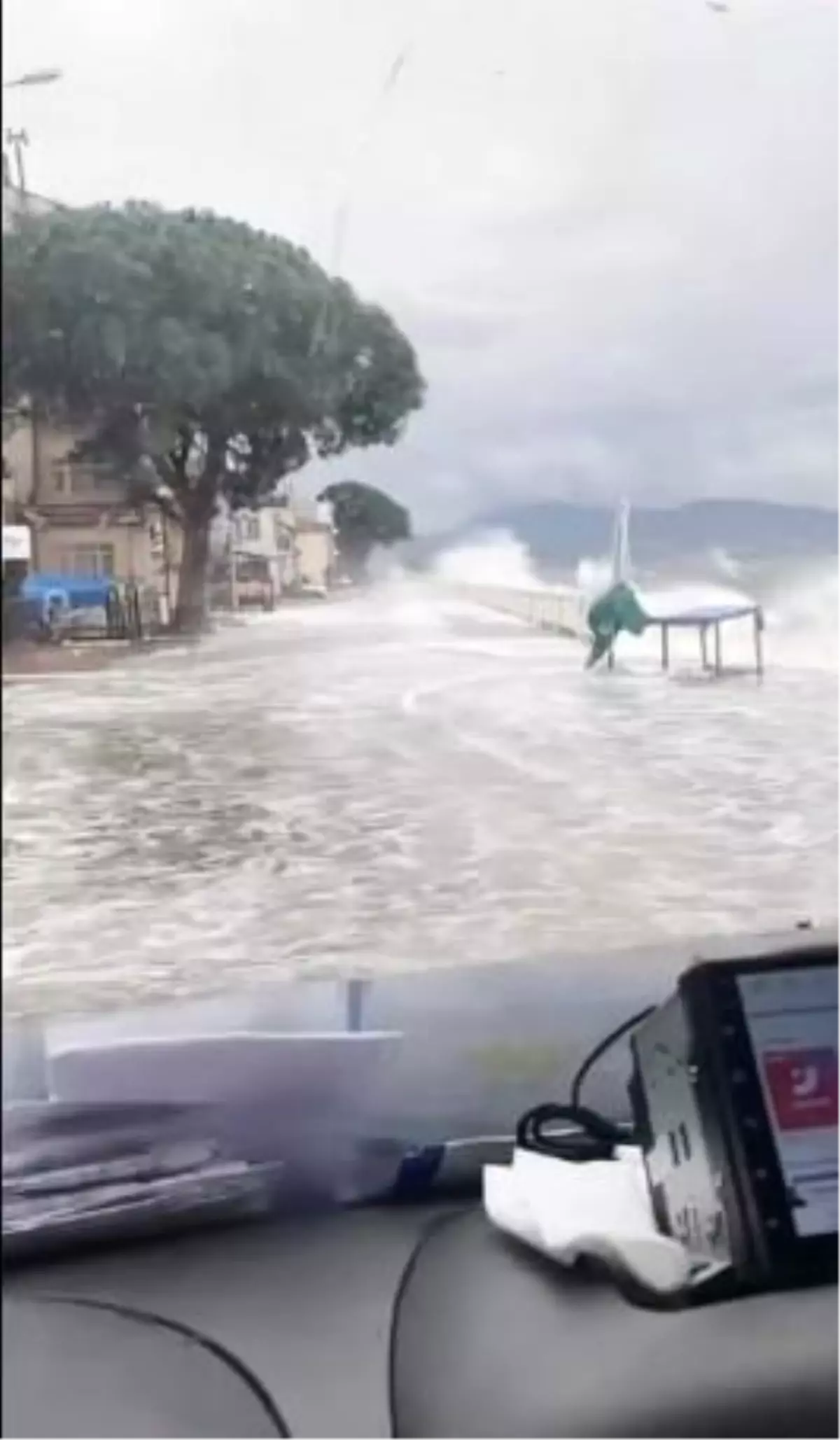 Fırtına sebebiyle kara ile deniz birleşti, tekneler battı