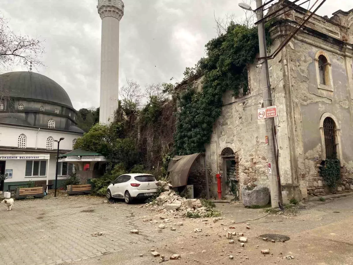 Fırtına tarihi kiliseyi de vurdu