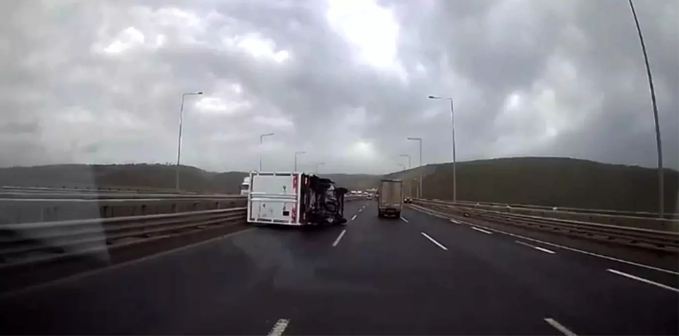 Fırtınada seyir halindeki kamyonet devrildi