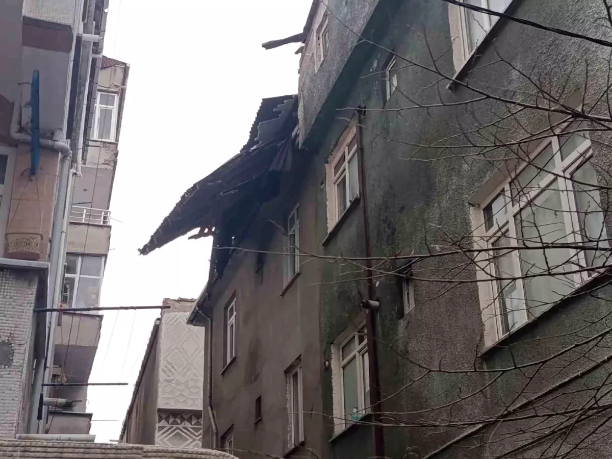 Fırtınanın etkisiyle uçan çatı paniğe yol açtı