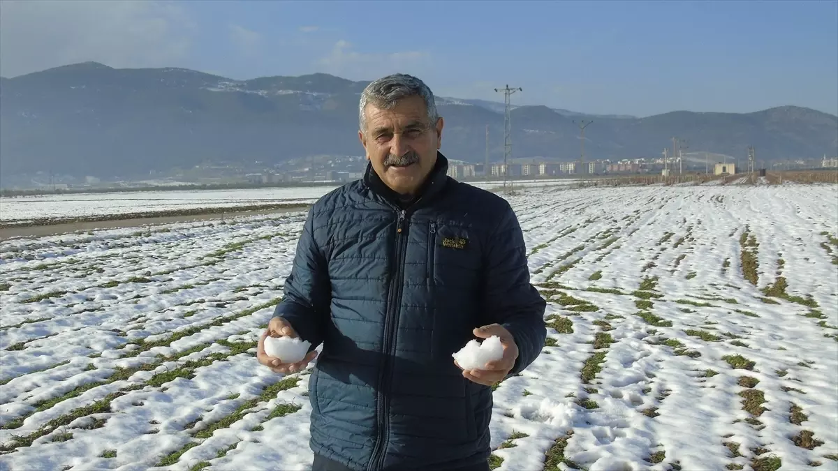Gaziantep'te kar yağışı çiftçinin yüzünü güldürdü