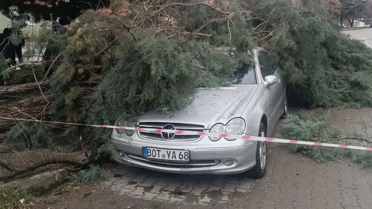 Kuvvetli Fırtına Gediz'de Hasara Yol Açtı