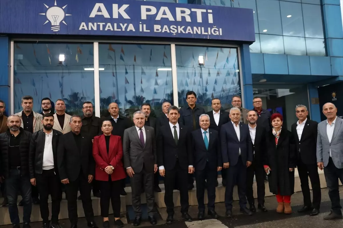 Gençlik ve Spor Bakanı Bak, AK Parti Antalya İl Başkanlığını ziyaret etti