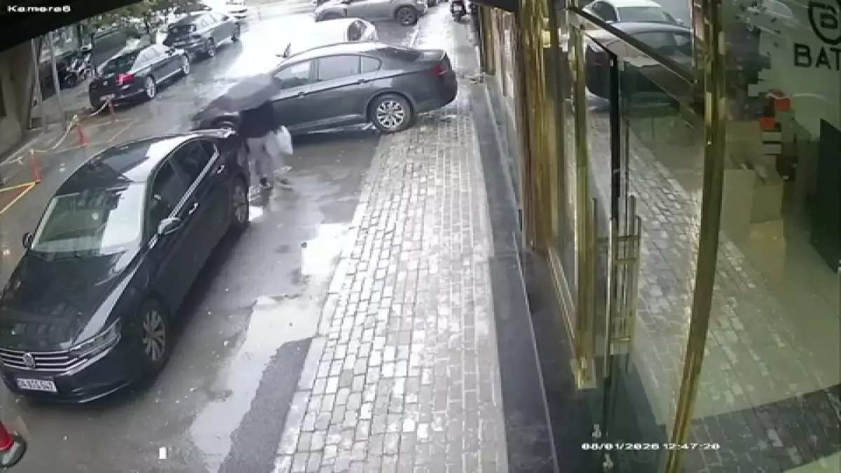 Güngören'de binanın çatısının araçların üzerine düştüğü anlar kamerada