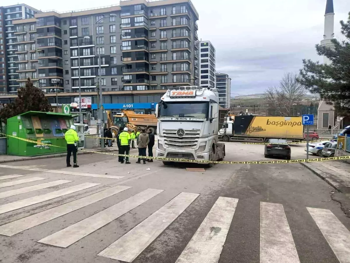 Hafriyat kamyonunun üzerinden geçtiği kadın ağır yaralandı
