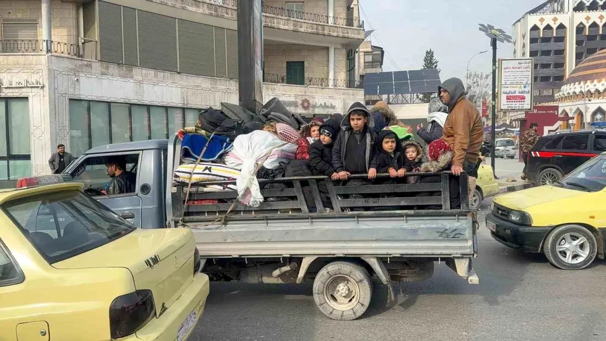 Halep'te siviller bombaların altında tahliye ediliyor