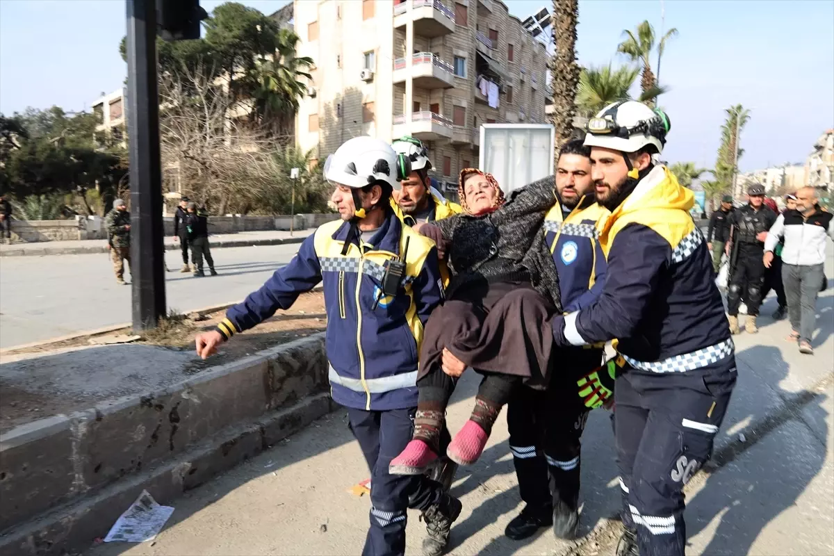 Halep'te sivillerin güvenli geçişi için 'iki insani geçidin' yeniden açıldığı duyuruldu