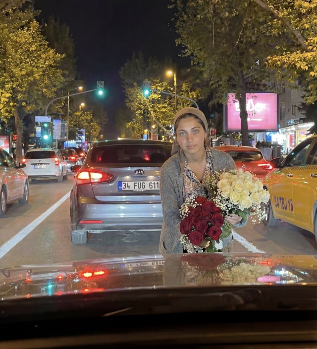 Everyone is talking about this girl selling flowers