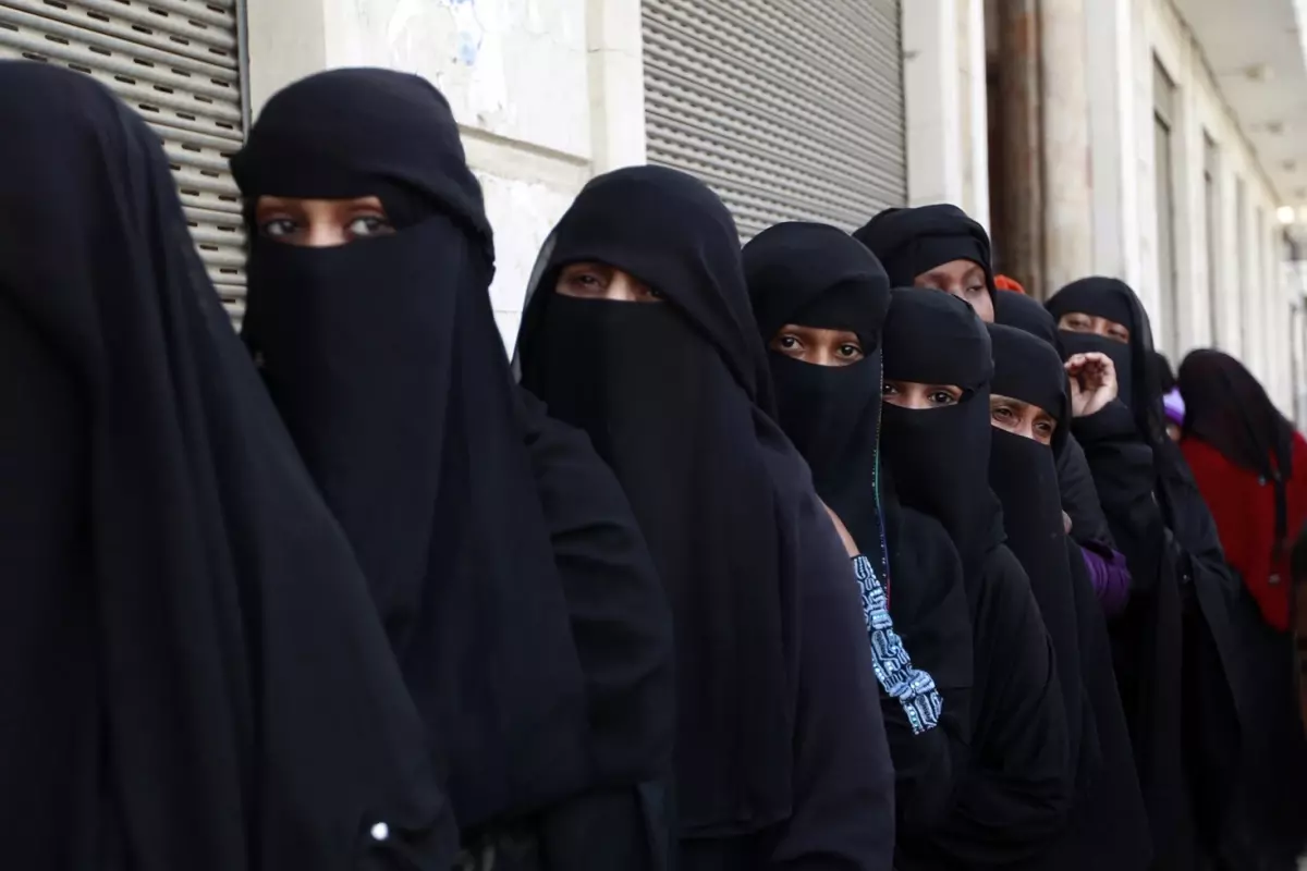 Hindistan'da yüzü büyük ölçüde kapalı müşterilerin kuyumculara girişi yasaklandı