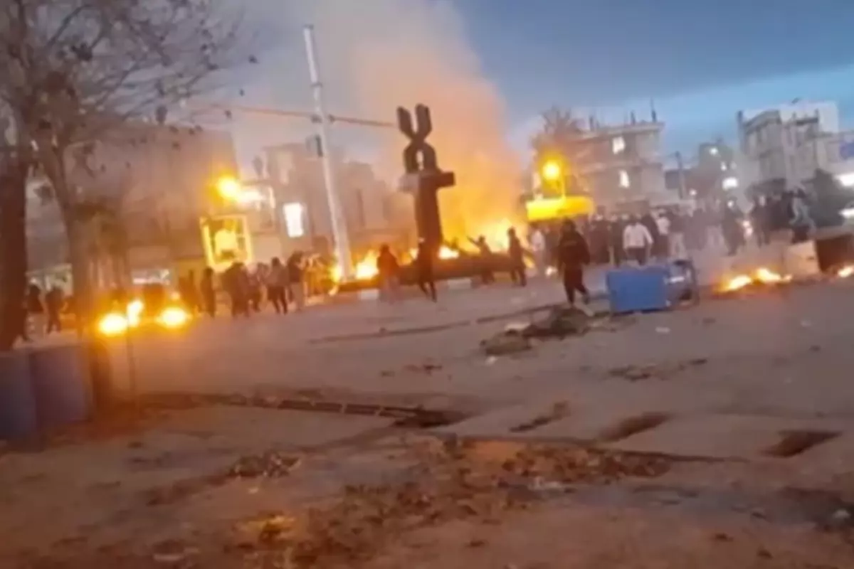 İran'daki gösterilerde çıkan olaylarda bir polis memurunun öldürüldüğü açıklandı