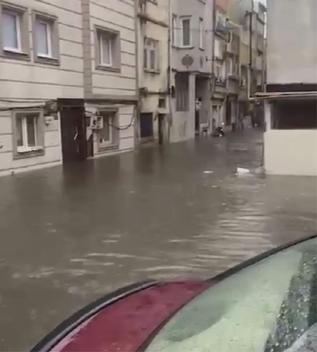 İstanbul'da fırtına etkili oluyor; yollar göle döndü