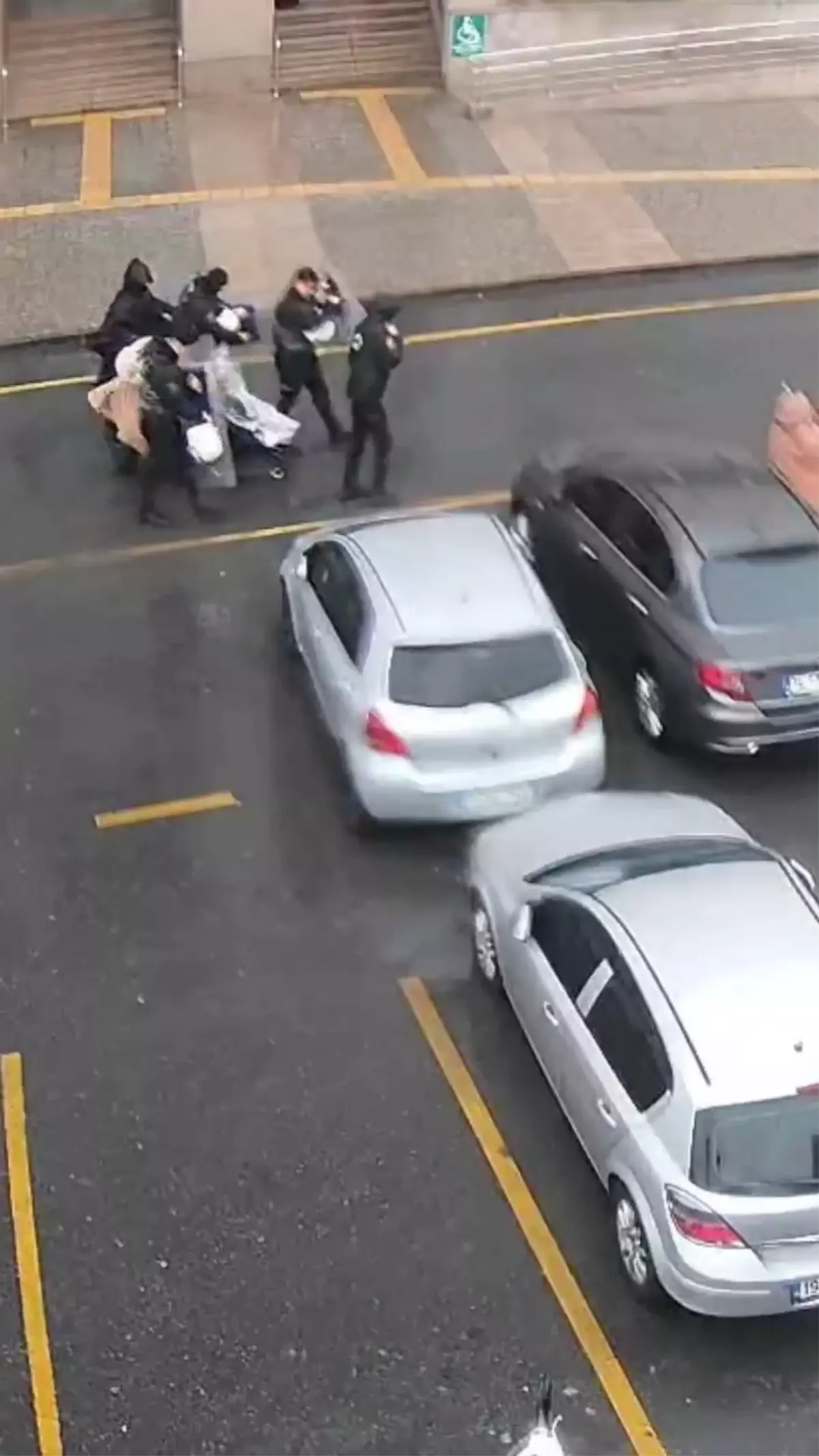 İstanbul'da Fırtınada Anne ve Bebeğini Polis Ekipleri Kalkanlarıyla Korudu