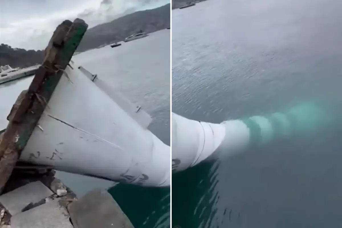 İstanbul'da şiddeti fırtına deniz fenerini devirdi