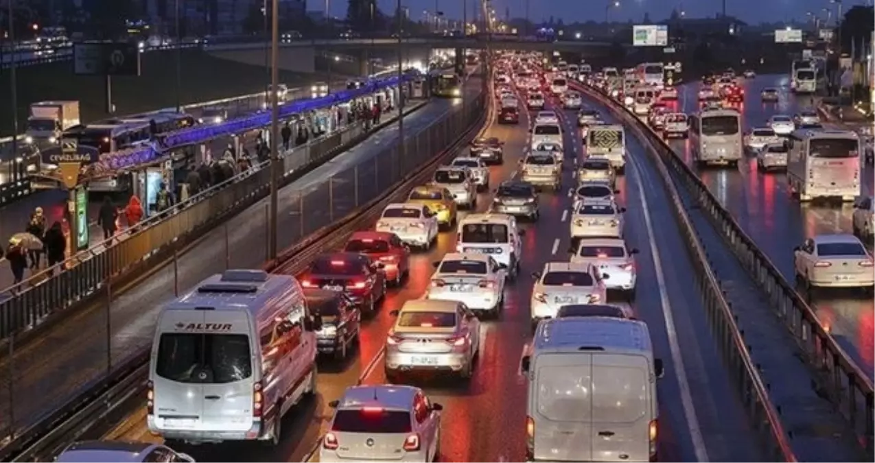 İstanbul'da trafik var mı? SON DAKİKA! Hangi ilçelerde trafik var, hangi yollar kapalı?