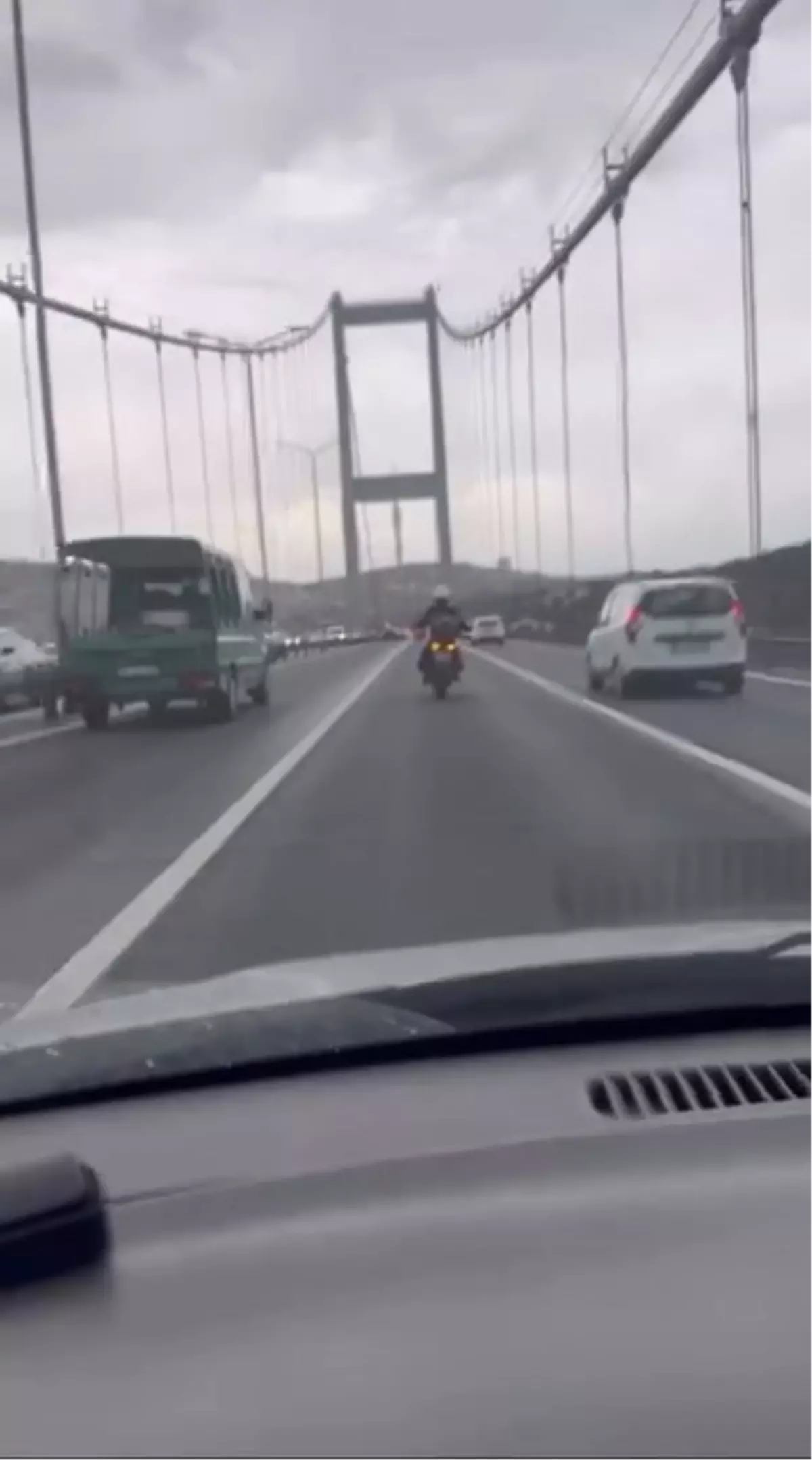 İstanbul-Fırtınada köprüyü geçmeye çalışan motosikletlilere diğer araçlar kalkan oldu