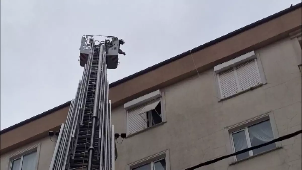 İstanbul-Kartal'da söndürülen çatı yangını rüzgarla alevlendi