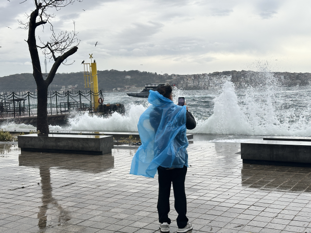 The storm hit Istanbul! Huge waves tossed the boat like a toy