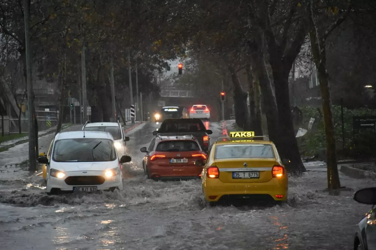 İzmir'de Sağanak Yağış Trafiği Felç Etti